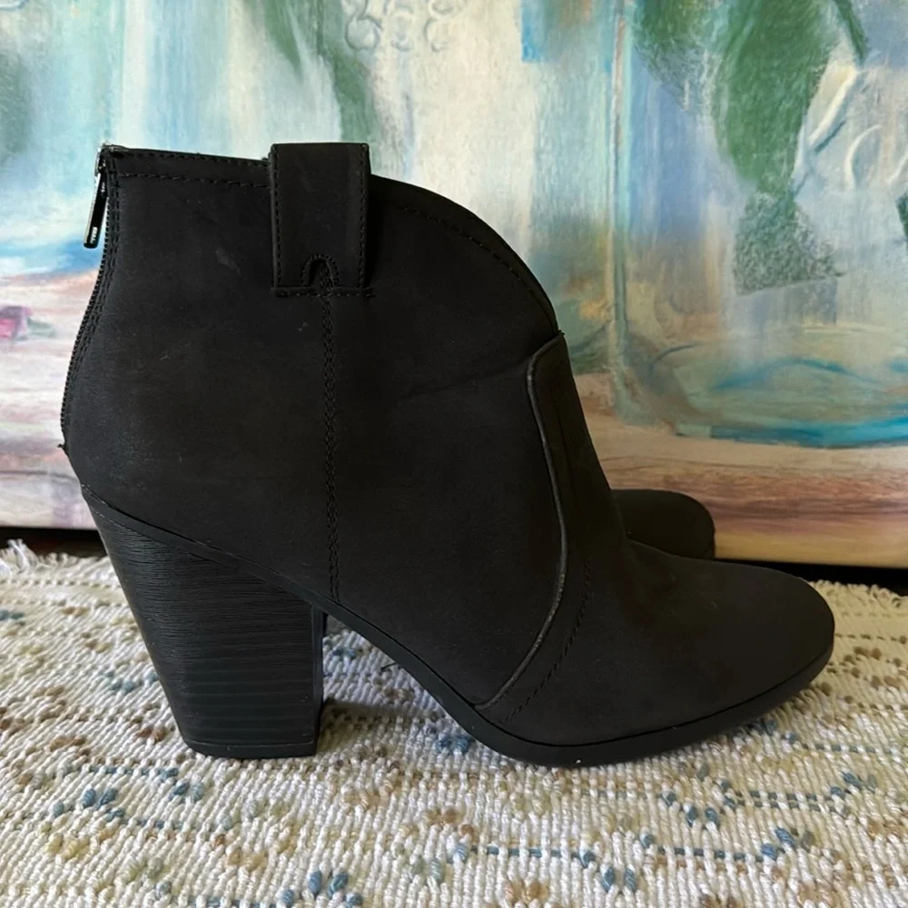 Soda Black V-Front Faux Suede Ankle Boots Women's Size 10